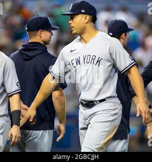 Der New Yorker Yankees-Spieler Giancarlo Stanton (27) reagiert mit seinen Teamkollegen nach dem neunten Inning gegen die Miami Marlins im loanDepot Park im Viertel Little Havana in Miami, Florida, am Sonntag, den 1. August 2021. Die Yankees besiegten die Marlins 3-1, um zu fegen. (Foto von Daniel A. Varela/Miami Herald/TNS/Sipa USA) Stockfoto