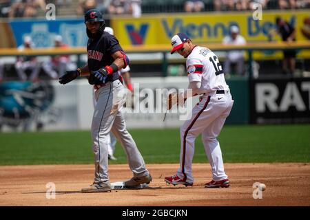 Der Shortstop der Cleveland-Indianer Amed Rosario (1) erhält ein Doppel, da der zweite Baseman der Chicago White Sox, Cesar Hernandez (12), den Ball beim ersten Inning Sunday, 1. August 2021, im Guaranteed Rate Field in Chicago verliert. (Foto von Erin Hooley/Chicago Tribune/TNS/Sipa USA) Stockfoto