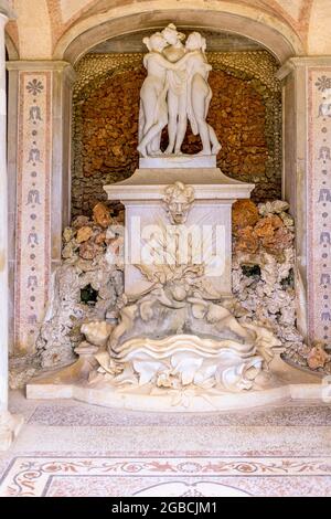 Neoklassizistische Statue auf dem Gelände des Palastes von Estai, Palacio de Estai, der heute Teil eines Hotels ist. Estoi Algarve Portugal Stockfoto