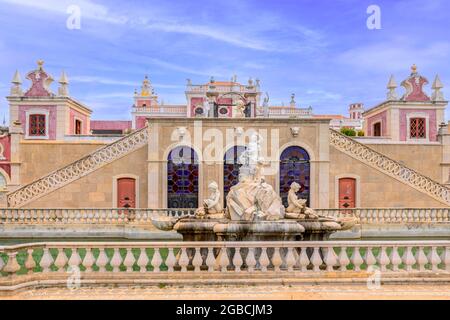 Der rosafarbene Estoi-Palast, Palacio De Estoi, ein schönes Beispiel für Rokoko-Architektur, das heute Teil eines Hotels ist. Estoi Algarve Portugal Stockfoto