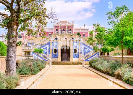 Der rosafarbene Estoi-Palast, Palacio De Estoi, ein schönes Beispiel für Rokoko-Architektur, das heute Teil eines Hotels ist. Estoi Algarve Portugal Stockfoto