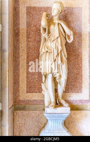 Neoklassizistische Statue von Diana auf dem Gelände des Palastes von Estai, Palacio de Estai, der heute Teil eines Hotels ist. Estoi Algarve Portugal Stockfoto