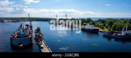 Das Frachtschiff am schwimmenden Trockendock wird gerade renoviert Stockfoto