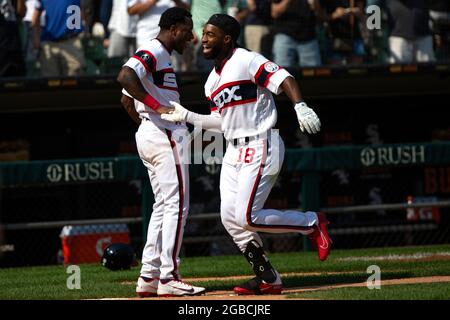 Chicago White Sox left Fielder Brian Goodwin (18) High-Five Chicago White Sox Shortstop Tim Anderson (7) als er einen Heimlauf trifft, um das Spiel im neunten Inning gegen die Cleveland Indians Sonntag, 1. August 2021, im Guaranteed Rate Field in Chicago zu gewinnen. Die White Sox gewann das Spiel 2:1. (Foto von Erin Hooley/Chicago Tribune/TNS/Sipa USA) Stockfoto