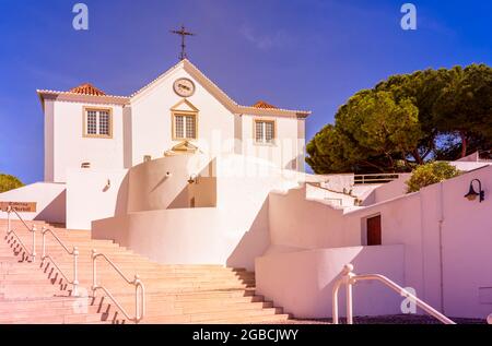 Igreja Paroquial de Nossa Senhora dos Mártires, Kirche Castro Marim. Eine schöne, weiß bemalte katholische Kirche mit Glockenturm und Kuppel. Castro Marim Stockfoto