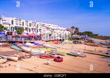 Fischerboote wurden am Strand vor der Promenade Gehweg in Cabanas Ost Algarve Portugal hochgezogen Stockfoto