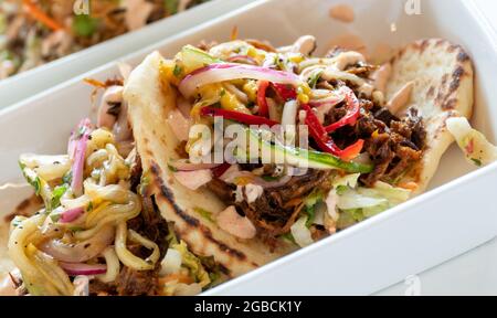 Zwei Hausgemachte, Geschredderte Schweinefilet-Tacos Stockfoto