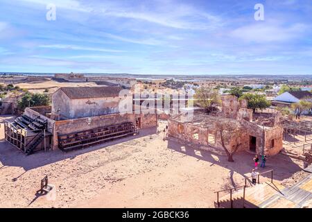 Alte Ruinen innerhalb der Mauern und im Inneren der Burg Castro Marim. Castro Marim Osten Algarve Portugal Stockfoto