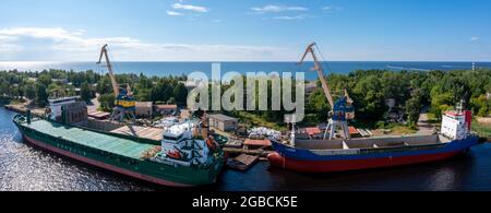 Das Frachtschiff am schwimmenden Trockendock wird gerade renoviert Stockfoto