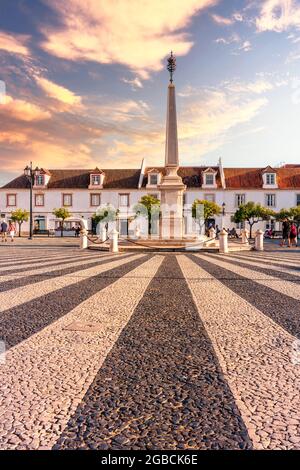 Der Hauptplatz, Praca Marques de Pombal mit seinen traditionellen portugiesischen Pflastersteinen oder Calçada portuguesa, vila Real de santo antonio im Osten a Stockfoto