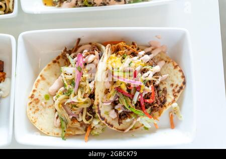 Zwei Hausgemachte, Geschredderte Schweinefilet-Tacos Stockfoto