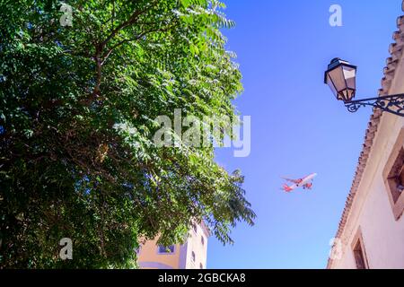 Ein easyjet airbus A320 fliegt über dem Flugzeug und landet am Flughafen Faro. Faro Algarve Portugal Stockfoto