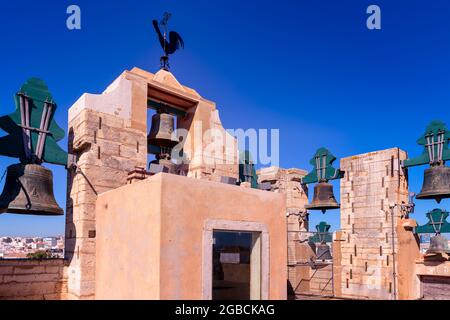 Die Glocken und der Blick über faro vom Inneren des Glockenturms der Kathedrale von Faro, Igreja de Santa Maria. Faro, Ostalgarve Portugal Stockfoto