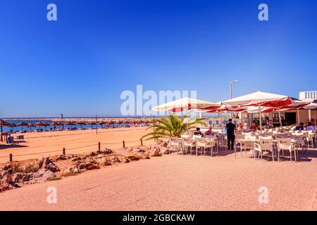 Strandrestaurant-Café am strand praia rosa branca Quarteira mit Sonnenschirmen und Liegestühlen im Hintergrund. Quarteira algarve Portugal Stockfoto