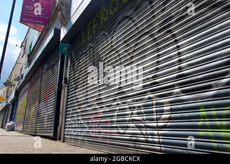 Shuttered Shops in einer High Street, Großbritannien Stockfoto