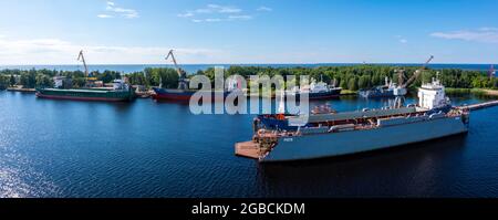 Das Frachtschiff am schwimmenden Trockendock wird gerade renoviert Stockfoto