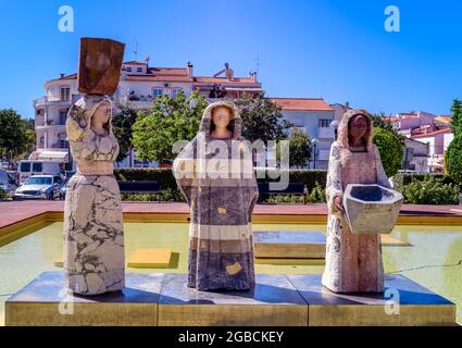 Eine Gruppe von Statuen, die die maurischen Bewohner der antiken Stadt Silves in der Zeit von Al Mouhatamid Ibn Abbad darstellen. Erstellt von portugiesischem Bildhauer Stockfoto