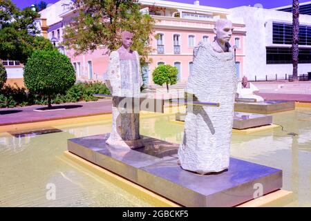 Eine Gruppe von Statuen, die die maurischen Bewohner der antiken Stadt Silves in der Zeit von Al Mouhatamid Ibn Abbad darstellen. Erstellt von portugiesischer Bildhauerin Stockfoto