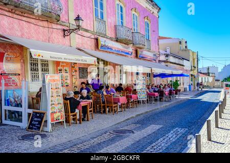 Straßenpflaster Restaurant Cafe entlang der traditionellen calcada gepflasterten Straße Silves Algarve Portugal Stockfoto