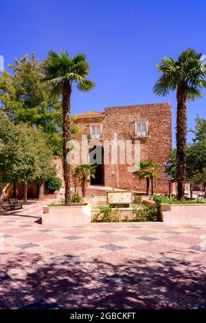 Ein Platz vor dem Eingang zum Schloss Silves. Silves Algarve Portugal. Stockfoto