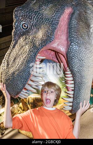 Birmingham Alabama, McWane Centre Centre, Abenteuer in der Wissenschaft Tyrannosaurus rex Dinosaurier-Ausstellung, junge Kiefer reagieren schreiend verängstigt Schauspiel, Stockfoto