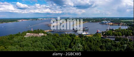 Riga, Lettland. 10. Juni 2021. Das Frachtschiff am schwimmenden Trockendock wird gerade renoviert Stockfoto