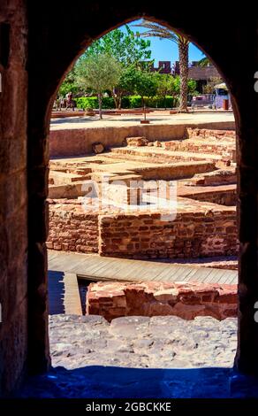 Blick auf das Innere der Burg Silves, Castelo de Silves, durch ein gewölbtes Tor in der Burg Silves, Silves Algarve Portugal. Stockfoto