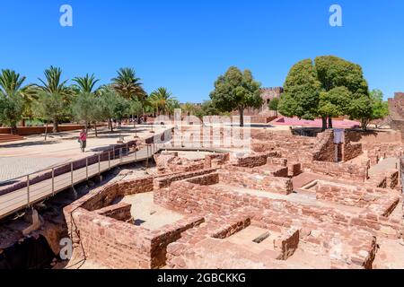 Blick auf das Innere und die Zinnen von Schloss Silves, Castelo de Silves, von Schloss Silves, Silves Algarve Portugal. Stockfoto