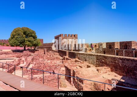 Blick auf das Innere und die Zinnen von Schloss Silves, Castelo de Silves, von Schloss Silves, Silves Algarve Portugal. Stockfoto