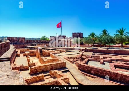 Blick auf das Innere und die Zinnen von Schloss Silves, Castelo de Silves, von Schloss Silves, Silves Algarve Portugal. Stockfoto