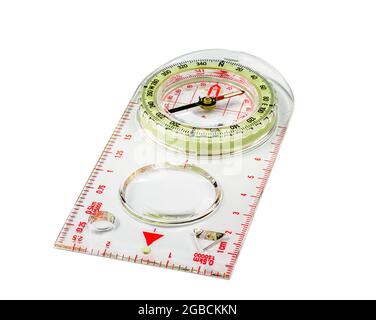 Orinteering Wander- und Kartenlesekompass mit Zifferblatt auf weißem Hintergrund geschnitten Stockfoto