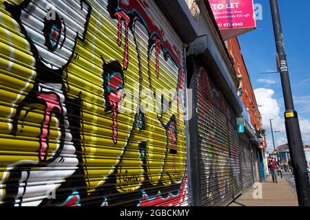 Shuttered Shops in einer High Street, Großbritannien Stockfoto