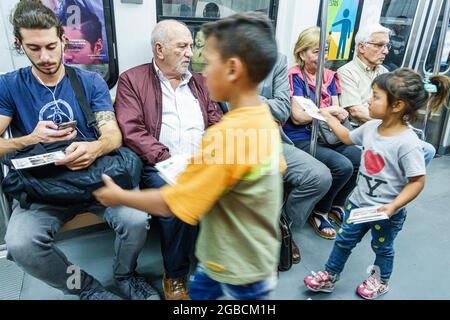 Argentinien Buenos Aires, Subte U-Bahn öffentliche Verkehrsmittel Zug Mädchen junge Pendler, Kinderarbeit Verkauf Betteln Kabine Auto Innenraum in Passen Stockfoto