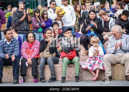 Australien Melbourne CBD, Swanston Street Federation Square Zuschauervorstellung, asiatische Jungen Kinder Familien Eltern Kinder, Stockfoto