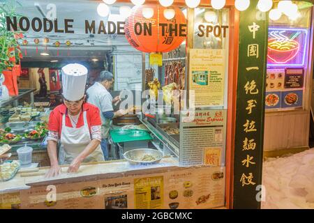 Washington DC, Chinatown 6th Street NW, Chinatown Express Restaurant chinesisches Essen, Fenster machen handgemachte Nudeln Ente asiatische Frau, Stockfoto