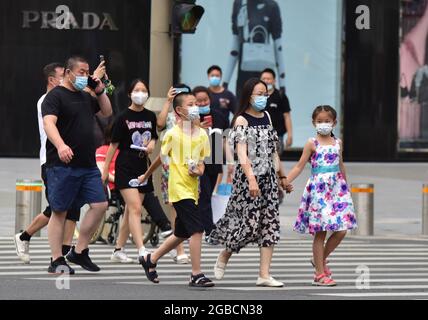 Peking, China. August 2021. Touristen mit Gesichtsmasken als Vorsichtsmaßnahme gegen die Verbreitung von covid-19 zu Fuß entlang Wangfujing Commercial Street in Peking. (Foto von Sheldon Cooper/SOPA Images/Sipa USA) Quelle: SIPA USA/Alamy Live News Stockfoto