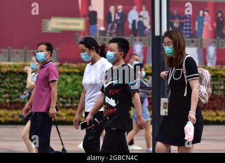 Peking, China. August 2021. Touristen mit Gesichtsmasken als Vorsichtsmaßnahme gegen die Verbreitung von covid-19 zu Fuß entlang Wangfujing Commercial Street in Peking. (Foto von Sheldon Cooper/SOPA Images/Sipa USA) Quelle: SIPA USA/Alamy Live News Stockfoto