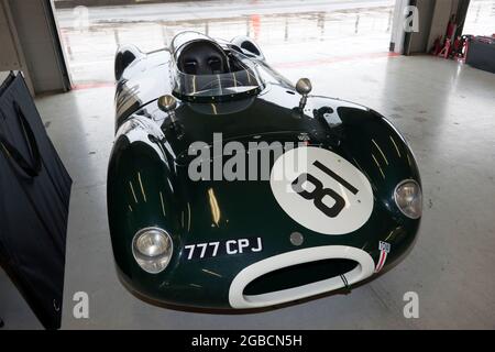 Vorderansicht einer Green, 1955, Cooper T39 Bobtail in den National Pits, während der Silverstone Classic 2021 Stockfoto