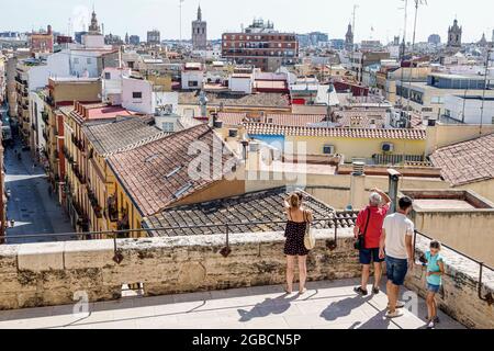 Spanien Valencia, Altstadt von Ciutat Vella, Torres de Quart, Wehrtürme im gotischen Stil, mittelalterliche Stadtmauern, Skyline der Stadt, Dachterrasse Stockfoto