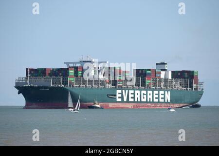 Felixstowe Suffolk, Großbritannien, 3. August 2021. Das jemals von der Evergreen-Reederei übergebene Containerschiff kommt fünf Monate später als geplant in Großbritannien an. Das 400-Meter-Schiff legte nach einer Fahrt vom Suezkanal, wo das Schiff nach der Blockierung des Kanals und der Landstreife am 23. März 2021 festgehalten wurde, in Felixstowe an. Sechs Tage später wurde sie freigelassen, aber das japanische Schiff von Shoei Kisen Kaisha wurde am 13. April 2021 von der ägyptischen Regierung festgenommen, bis eine Vereinbarung über eine Entschädigung getroffen wurde. Quelle: MARTIN DALTON/Alamy Live News Stockfoto