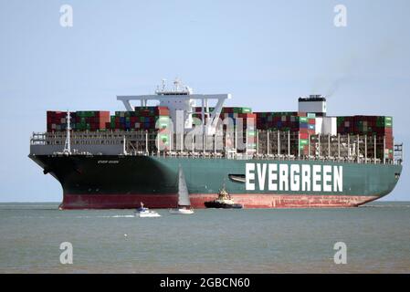 Felixstowe Suffolk, Großbritannien, 3. August 2021. Das jemals von der Evergreen-Reederei übergebene Containerschiff kommt fünf Monate später als geplant in Großbritannien an. Das 400-Meter-Schiff legte nach einer Fahrt vom Suezkanal, wo das Schiff nach der Blockierung des Kanals und der Landstreife am 23. März 2021 festgehalten wurde, in Felixstowe an. Sechs Tage später wurde sie freigelassen, aber das japanische Schiff von Shoei Kisen Kaisha wurde am 13. April 2021 von der ägyptischen Regierung festgenommen, bis eine Vereinbarung über eine Entschädigung getroffen wurde. Quelle: MARTIN DALTON/Alamy Live News Stockfoto