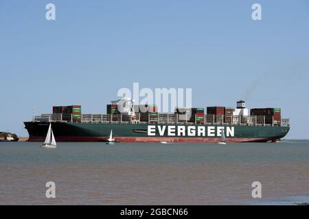 Felixstowe Suffolk, Großbritannien, 3. August 2021. Das jemals von der Evergreen-Reederei übergebene Containerschiff kommt fünf Monate später als geplant in Großbritannien an. Das 400-Meter-Schiff legte nach einer Fahrt vom Suezkanal, wo das Schiff nach der Blockierung des Kanals und der Landstreife am 23. März 2021 festgehalten wurde, in Felixstowe an. Sechs Tage später wurde sie freigelassen, aber das japanische Schiff von Shoei Kisen Kaisha wurde am 13. April 2021 von der ägyptischen Regierung festgenommen, bis eine Vereinbarung über eine Entschädigung getroffen wurde. Quelle: MARTIN DALTON/Alamy Live News Stockfoto