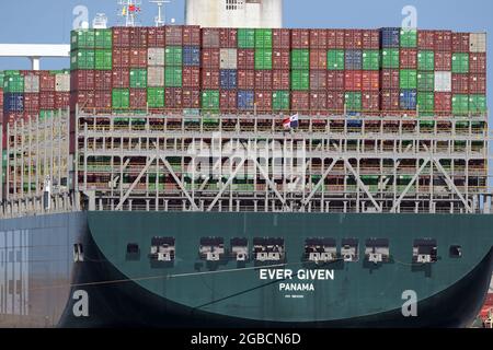 Felixstowe Suffolk, Großbritannien, 3. August 2021. Das jemals von der Evergreen-Reederei übergebene Containerschiff kommt fünf Monate später als geplant in Großbritannien an. Das 400-Meter-Schiff legte nach einer Fahrt vom Suezkanal, wo das Schiff nach der Blockierung des Kanals und der Landstreife am 23. März 2021 festgehalten wurde, in Felixstowe an. Sechs Tage später wurde sie freigelassen, aber das japanische Schiff von Shoei Kisen Kaisha wurde am 13. April 2021 von der ägyptischen Regierung festgenommen, bis eine Vereinbarung über eine Entschädigung getroffen wurde. Quelle: MARTIN DALTON/Alamy Live News Stockfoto