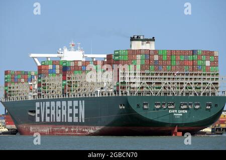 Felixstowe Suffolk, Großbritannien, 3. August 2021. Das jemals von der Evergreen-Reederei übergebene Containerschiff kommt fünf Monate später als geplant in Großbritannien an. Das 400-Meter-Schiff legte nach einer Fahrt vom Suezkanal, wo das Schiff nach der Blockierung des Kanals und der Landstreife am 23. März 2021 festgehalten wurde, in Felixstowe an. Sechs Tage später wurde sie freigelassen, aber das japanische Schiff von Shoei Kisen Kaisha wurde am 13. April 2021 von der ägyptischen Regierung festgenommen, bis eine Vereinbarung über eine Entschädigung getroffen wurde. Quelle: MARTIN DALTON/Alamy Live News Stockfoto