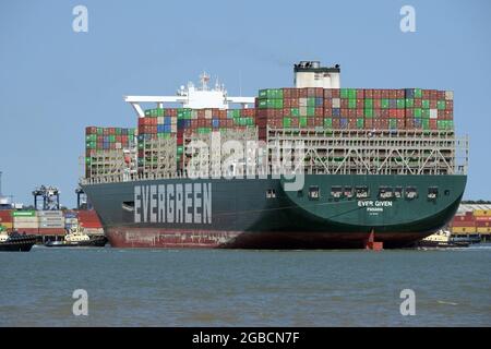 Felixstowe Suffolk, Großbritannien, 3. August 2021. Das jemals von der Evergreen-Reederei übergebene Containerschiff kommt fünf Monate später als geplant in Großbritannien an. Das 400-Meter-Schiff legte nach einer Fahrt vom Suezkanal, wo das Schiff nach der Blockierung des Kanals und der Landstreife am 23. März 2021 festgehalten wurde, in Felixstowe an. Sechs Tage später wurde sie freigelassen, aber das japanische Schiff von Shoei Kisen Kaisha wurde am 13. April 2021 von der ägyptischen Regierung festgenommen, bis eine Vereinbarung über eine Entschädigung getroffen wurde. Quelle: MARTIN DALTON/Alamy Live News Stockfoto