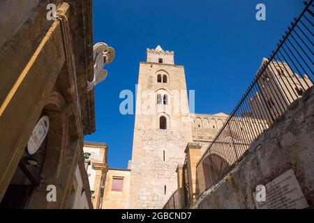Cefalù, Palermo, Sizilien, Italien. Blick von der Piazza del Duomo auf den nördlichen Glockenturm der arabisch-normannischen Kathedrale. Stockfoto