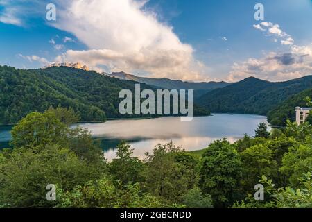 Blick auf den Hochlandsee Goygol in Aserbaidschan Stockfoto