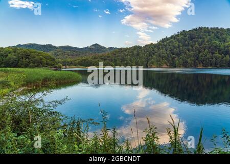 Blick auf den Hochlandsee Goygol in Aserbaidschan Stockfoto