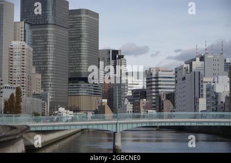 Osaka, Japan - 09. Dezember 2018: Gebäude und Brücke in Nakanoshima, Kita-ku, Osaka, Japan Stockfoto