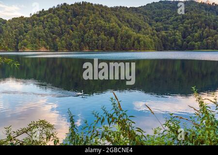 Blick auf den Hochlandsee Goygol in Aserbaidschan Stockfoto